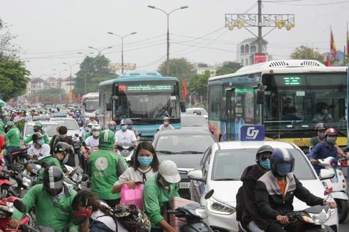 Người dân ùn ùn đổ về Thủ đô sau kỳ nghỉ lễ 30/4-1/5