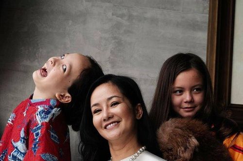 Con gái lai Tây nhà ca sĩ Hồng Nhung càng lớn càng xinh