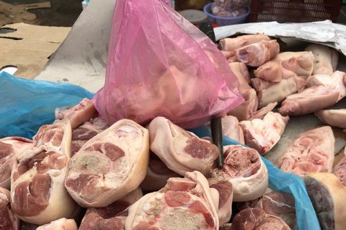 Vô tư rã đông thịt nhập để bán như thịt tươi