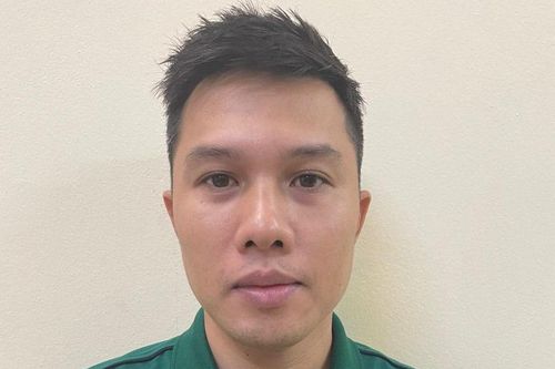 Vào bar chơi, tranh thủ... trộm ví tiền của bàn bên cạnh