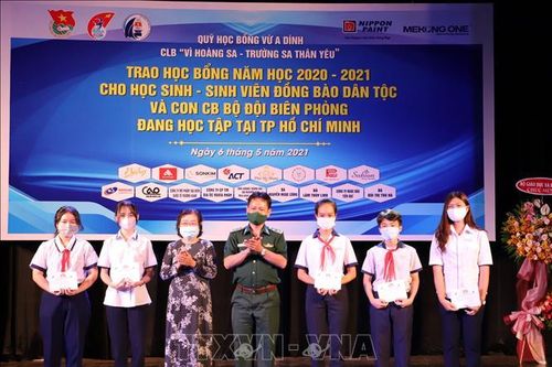 Trao học bổng cho học sinh, sinh viên đồng bào dân tộc thiểu số và con em Bộ đội Biên phòng