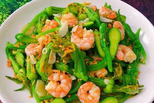 Món ngon mỗi ngày: Hoa bí xào tôm