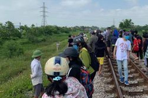 Nghệ An: Nghi án mẹ ôm xác con nằm trên đường ray tự tử
