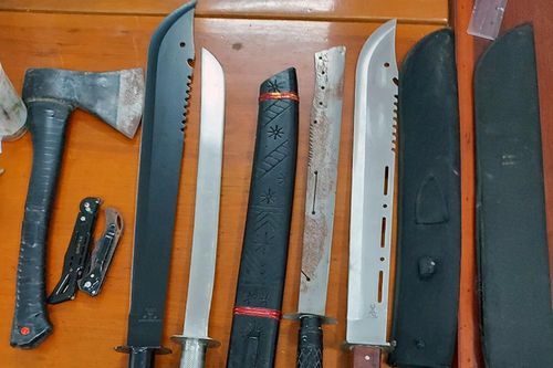 Bắt 2 đối tượng tàng trữ trái phép chất ma túy, thu giữ nhiều hung khí nguy hiểm