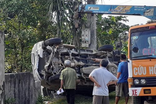 Húc đổ gần 4m bờ rào, xe bán tải mắc kẹt trong vườn nhà dân