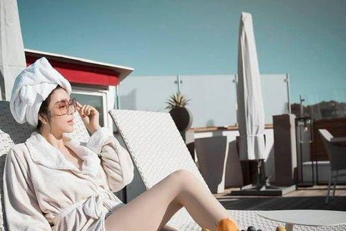 Lý Nhã Kỳ khiến nhiều người tò mò vì dòng trạng thái lúc rạng sáng