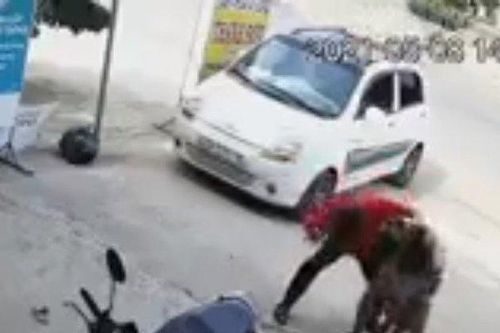 Em bé nghịch khiến xe trôi ra đường, ông bố có phản ứng gây bức xúc