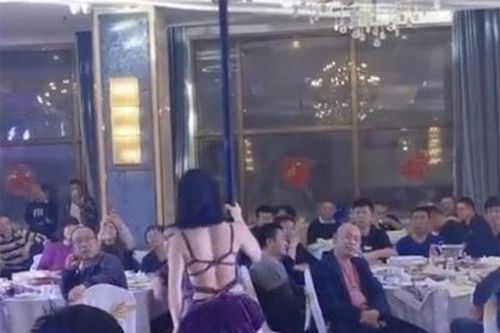 Màn múa cột trong đám cưới khiến dân mạng Trung Quốc 'hết hồn'