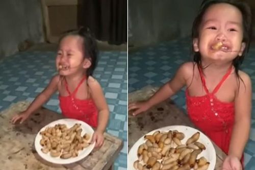 Cho con gái nhỏ ăn sâu, cha mẹ bị 'ném đá' dữ dội