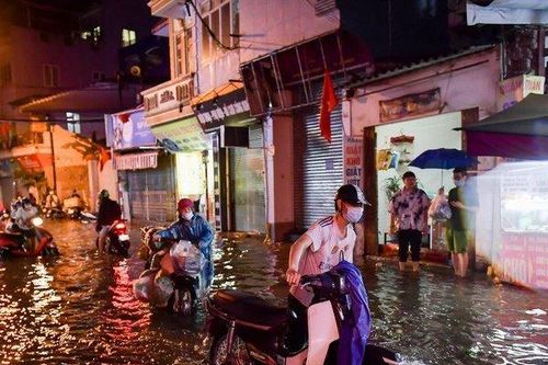 Hà Nội: Mưa lớn kéo dài, ngập nhiều tuyến phố