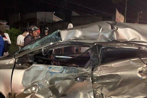 Xe tải biển số Lào gây tai nạn kinh hoàng rồi lật nghiêng