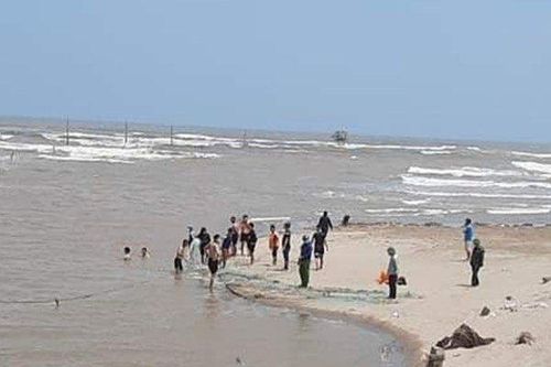 Gần 20 học sinh rủ nhau đi chơi ở đê biển, 3 em bị nước cuốn mất tích