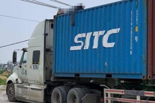 Gỡ dây điện mắc vào xe container, tài xế bị điện giật tử vong