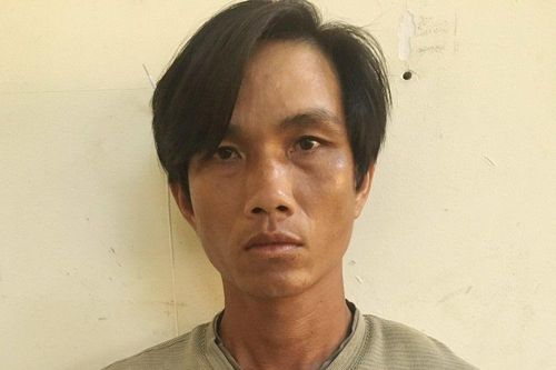 Bắt giam gã cha dượng châm thuốc lá vào người bé trai 6 tuổi