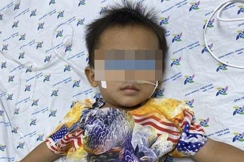 Bé trai 30 tháng tuổi nguy kịch do uống dung dịch tẩy mực in