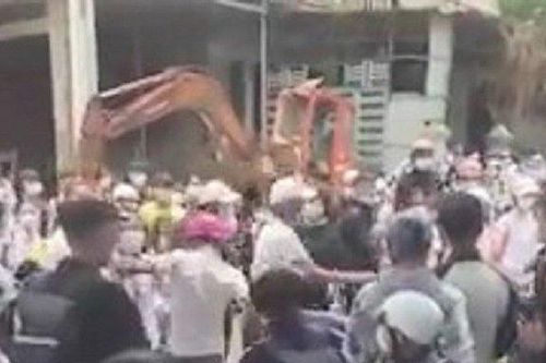 Xôn xao clip nhóm học sinh THPT đánh nhau khi tan trường