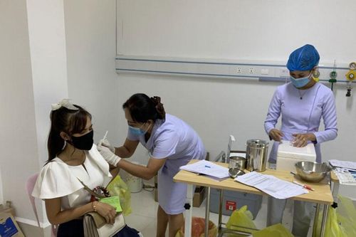 Lào tăng tốc tiêm vaccine cho người dân