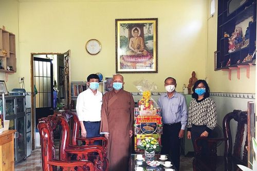 TP.HCM: Ban Dân vận Thành ủy thăm, chúc mừng Phật đản Phật lịch 2565