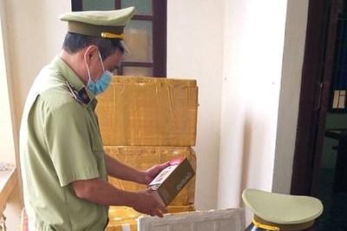 Xử phạt 90 triệu đồng, tịch thu 408 chai rượu nhập lậu