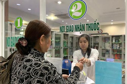 Tất cả người mua thuốc có triệu chứng hô hấp cấp phải khai báo y tế