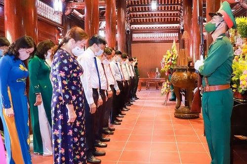 Dâng hương tưởng niệm Chủ tịch Hồ Chí Minh