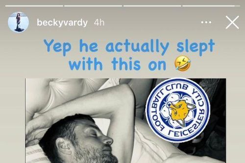 Tiền đạo Leicester City đeo huy chương vô địch Cup FA đi ngủ
