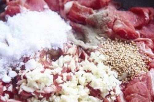Ướp thịt bò cho thêm chút bột này đảm bảo ngon, mềm 'chuẩn nhà hàng'