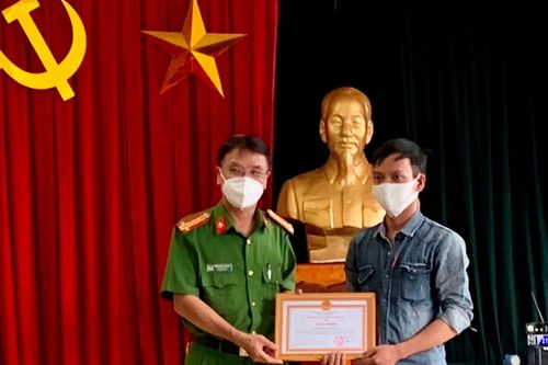 'Giấy khen của bác Giám đốc Công an thành phố Hà Nội sẽ là kỷ vật vô giá đối với em'