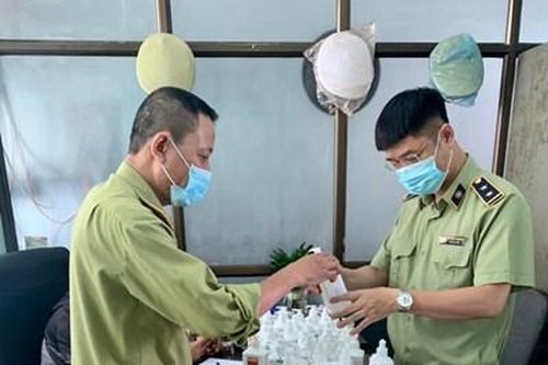 Phát hiện lô hàng nước sát khuẩn tay có dấu hiệu giả mạo
