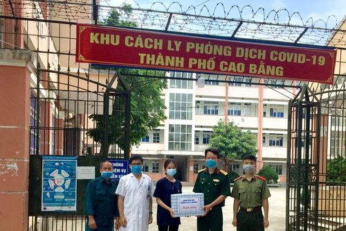 Sinh viên vừa học online vừa làm tấm chắn giọt bắn tặng tuyến đầu chống dịch