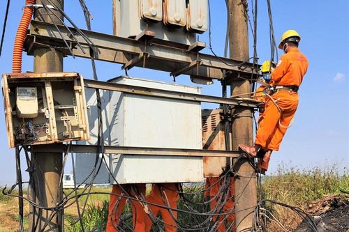 Quảng Trị: Cảnh báo tình trạng đốt rơm sau thu hoạch gây mất an toàn lưới điện