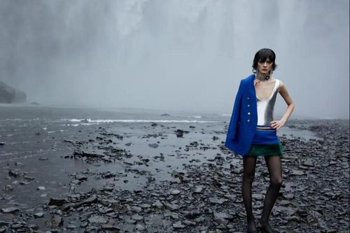 Những nàng thơ kiên cường bên vách đá trong BST Saint Laurent Thu Đông