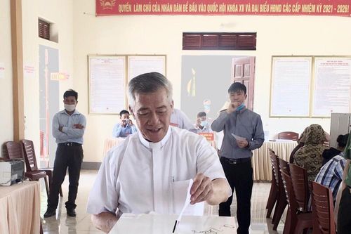 Các chức sắc, chức việc, tín đồ tôn giáo ở Nghệ An đi bầu cử