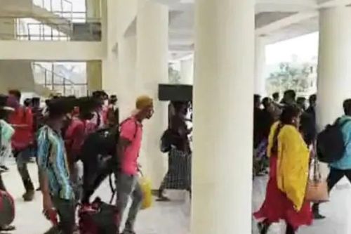 400 hành khách Ấn Độ tháo chạy khỏi nhà ga để tránh xét nghiệm COVID-19