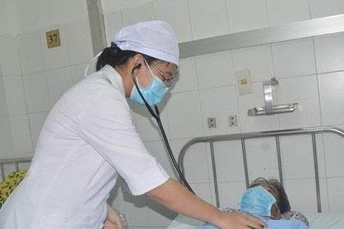 Ngủ quên, răng giả rơi vào phế quản