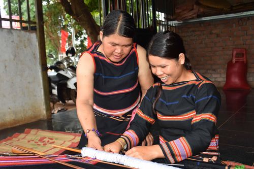 Trao truyền nghề dệt thổ cẩm