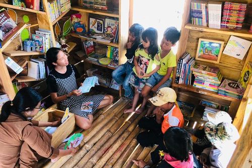 Bỏ phố về rừng, xây dựng thư viện cho trẻ em vùng sâu
