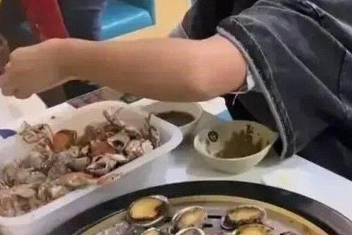 Cô gái ăn cả trăm con bào ngư tại quán buffet khiến ông chủ 'nóng mặt'