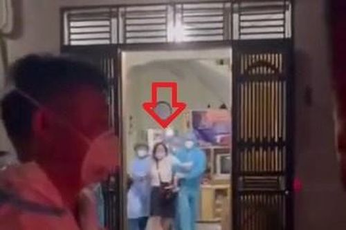 Dùng xe cẩu cưỡng chế một phụ nữ cố thủ trên tầng 3 không chịu đi cách ly
