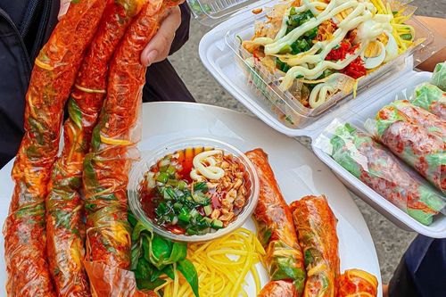Bánh tráng cuốn 1 m, trà sữa bún và loạt món thú vị tại TP.HCM