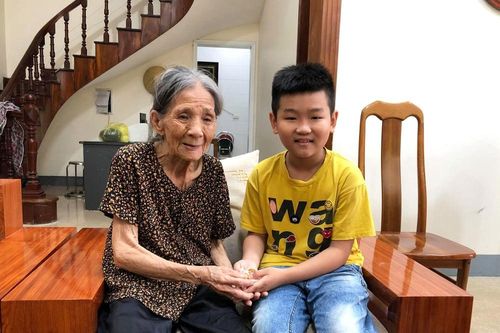 Bé trai 10 tuổi ở Nghệ An trả lại dây chuyền vàng cho cụ bà đánh rơi
