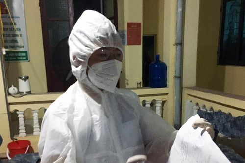 Thầy giáo nhắn vợ làm y tá ở tâm dịch Bắc Giang: Đừng khóc nhé!