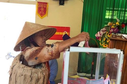 Hà Tĩnh: Loại áo từ lá cây có tuổi đời 200 năm vẫn được ưa dùng