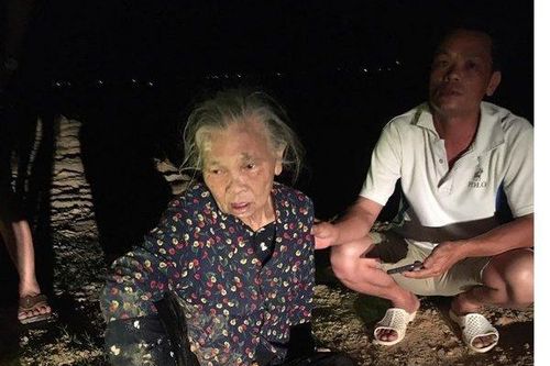 Ba người đàn ông lao xuống sông cứu cụ già đuối nước trong gang tấc