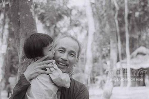 Bác Hồ với các cháu thiếu nhi
