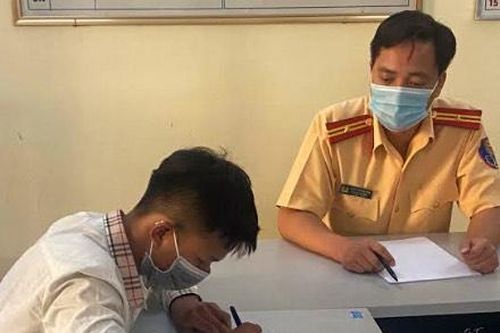Yên Bái: Xử phạt thanh niên chưa đủ 18 tuổi bốc đầu xe