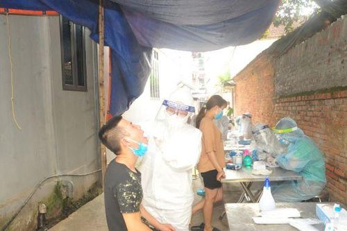 Bắc Giang: Nhân viên y tế căng mình làm việc trong nắng lửa