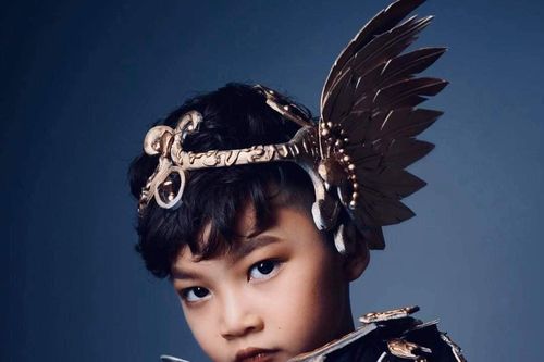 'Mẫu nhí' Phong Thiên hóa thân con trai Ngọc Sơn trong MV mới