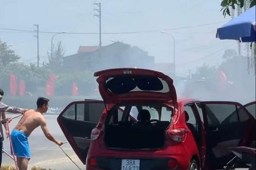 Hà Tĩnh: Cuốn vào rơm, xe ô tô phát hỏa