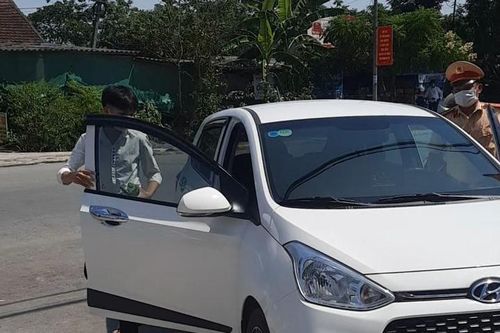 Thí sinh được CSGT 'hộ tống' về lấy thẻ dự thi